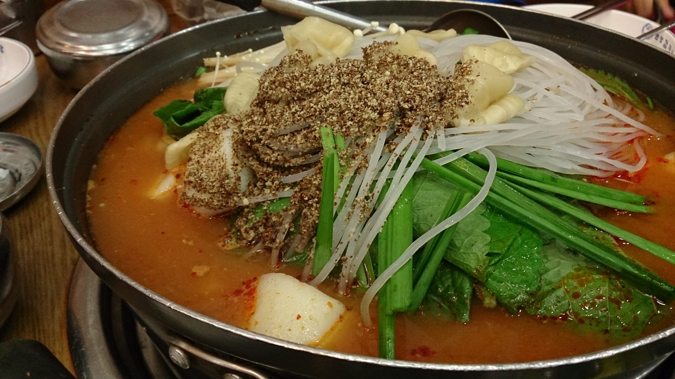 เล้งแซ่บพ่นไฟ หม้อน้ำซุปเผ็ดร้อนพร้อมผักสด